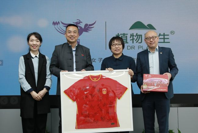 阿强朝杨华忠这边啐了一口，给杨华忠投来一个警告的眼神。